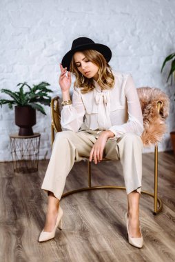 Siyah şapkalı ve beyaz bluzlu kız model. Dairenin içindeki hippi genç kadın.