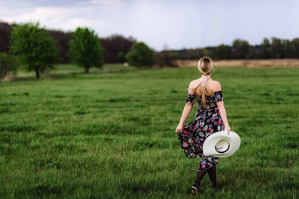 Beautiful Girl Dress Hat Her Hand Walks Alone Green Meadow — Stock Photo, Image