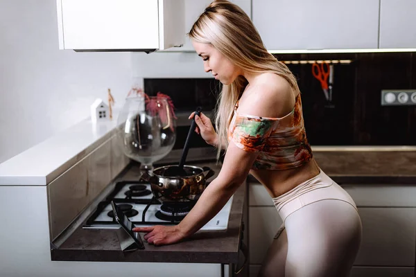 Belle Fille Sportive Utilise Une Tablette Numérique Cuisine Appuyé Sur — Photo