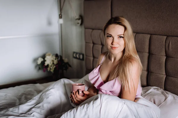 Mädchen Bett Mit Einer Tasse Kaffee Oder Tee Junge Frau — Stockfoto