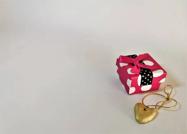 Detailní Záběr Zářivě Růžové Dárkové Krabičky Bílé Puntíky Šarlatovou Stuhou — Stock fotografie