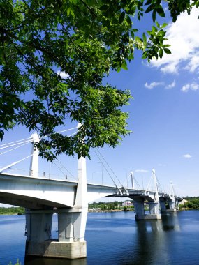Sıcak bir yaz gününde Kimry 'deki Volga Köprüsü.