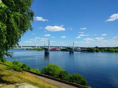 Sıcak bir yaz gününde Kimry 'deki Volga Köprüsü.