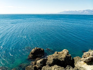 Deniz Burnu Akdeniz 'de. Ufka bak, mavi deniz. Panoramik atış. Konum: Türkiye, Antalya