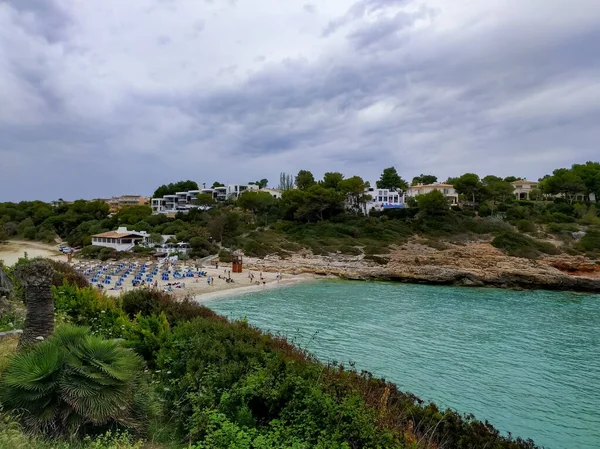 Zandstrand Met Parasols Ligstoelen Een Prachtige Baai Het Eiland Mallorca — Stockfoto