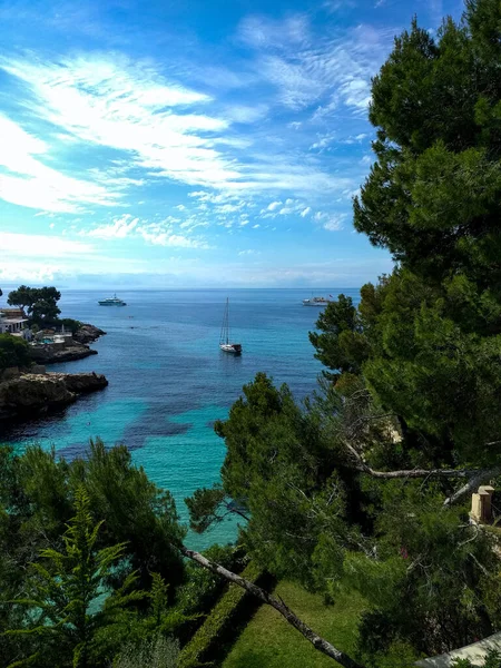 Nanılmaz Mavi Deniz Mallorca Adasında Bir Yat Kayalıklarla Doğayla Çevrili — Stok fotoğraf