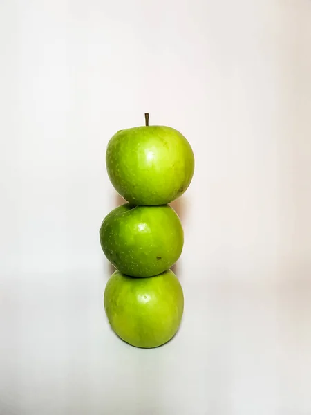 Three Green Apples Vertically Top Each Other White Background — Stock Photo, Image