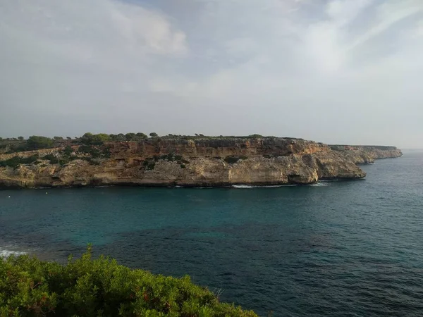 Landschap Met Diepblauwe Zee Klif Het Eiland Mallorca Spanje Geen — Stockfoto