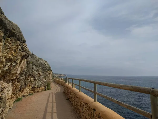 Boardwalk Langs Zee Langs Een Hoge Rotsachtige Kust Met Een — Stockfoto