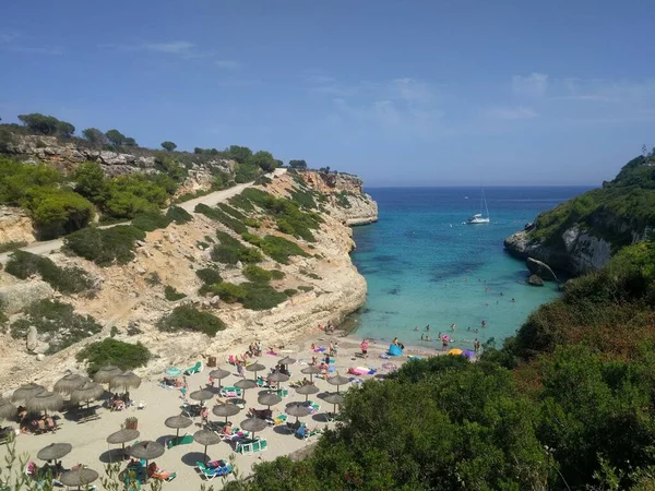 Uitzicht Vanaf Hoge Oever Naar Het Zandstrand Baai Van Cala — Stockfoto