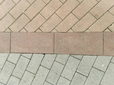 Asfalt levhaları üç renkte serilmişti. Yukarıdan bak. Döşeme çizimi. Şehir arazisi. Soyut geometrik doku.