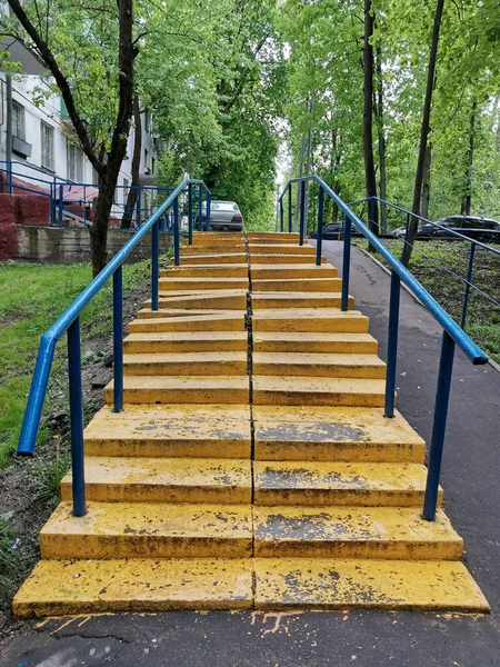 黄色の古いみすぼらしい金属の階段 不均一なステップ 障害者のための非友好的な都市環境 — ストック写真