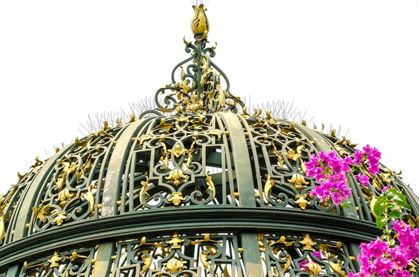 Cupola del palazzo ornata — Foto Stock