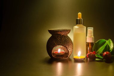 Aroma lambası görünümü için yağ ve çiçek kullanarak kurulur