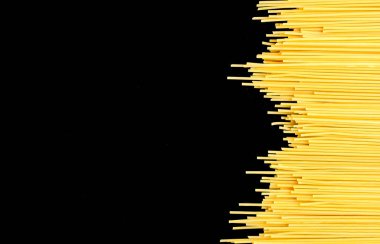 Siyah arkaplanda çiğ spagetti gösterimi