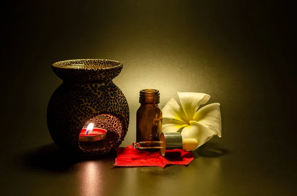 Aroma Lambası Görünümü Için Yağ Çiçek Kullanarak Kurulur — Stok fotoğraf