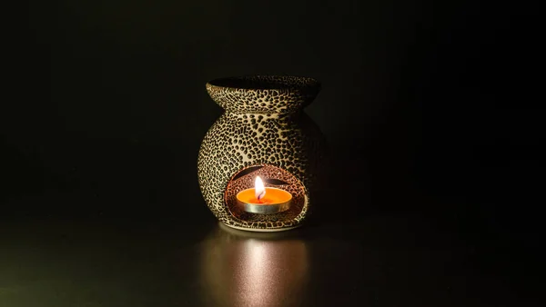 Lámpara Aromaterapia Sobre Fondo Negro —  Fotos de Stock