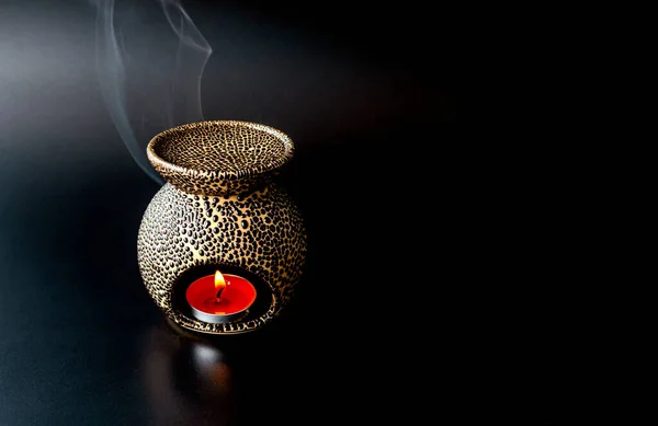 Olej Hoří Aromaterapeutické Lampě Kouřem Proti Černému Pozadí — Stock fotografie