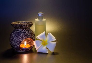 Aroma lambası görünümü için yağ ve çiçek kullanarak kurulur