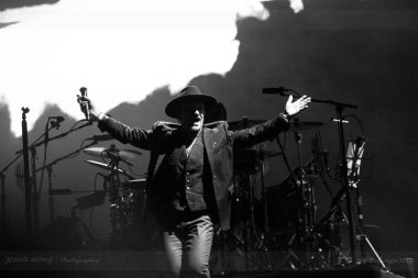 U2 - Joshua Tree 30 yıl yıldönümü - Bono, solist