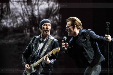 U2 - Maltepe 30 yıl yıldönümü - Bono ve kenar