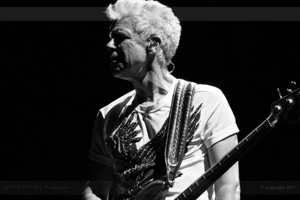 U2- joshua tree 30-jähriges jubiläums-adam clayton — Stockfoto