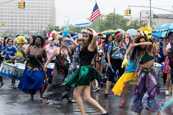 38. jährliche Meerjungfrauen-Parade - brooklyn new york usa — Stockfoto