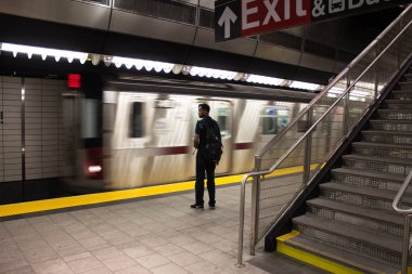 Bir gün hayat - New York City metro istasyonlarında