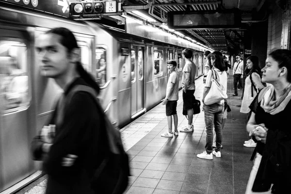 Un día en la vida: estaciones de metro de Nueva York — Foto de Stock