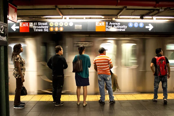 一天的生活-纽约市地铁站内 图库图片