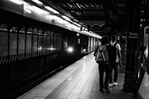 一天的生活-纽约市地铁站内 图库图片