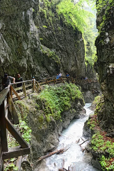 Randonnée à travers la gorge Wolfsklamm sur les escaliers. Alpes européennes. Papa ! — Photo