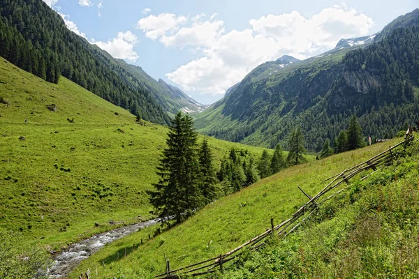 Europejski krajobraz Alp dolinę Schwarzachtal w regionie Dolina Zillertal — Zdjęcie stockowe