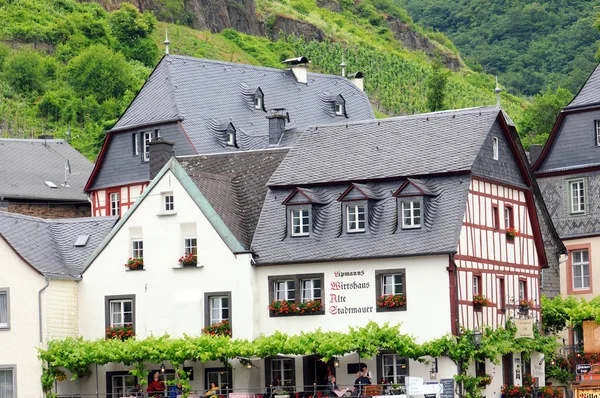 Paisaje urbano de la aldea Beilstein en el río Mosela en Alemania . —  Fotos de Stock