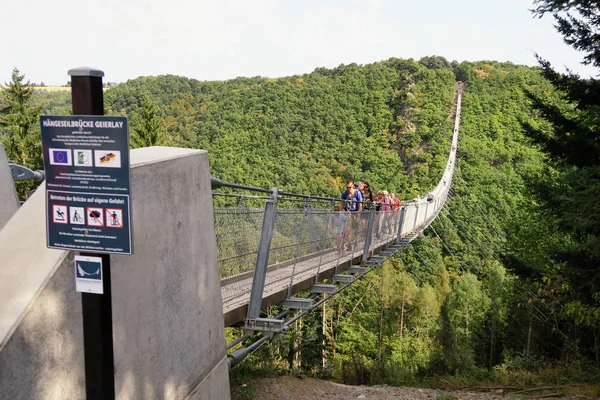 Egyszerű függőhíd a Moersdorf Geierlay a Hunsrueck-hegy — Stock Fotó