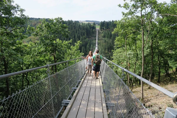 Semplice ponte sospeso Geierlay a Moersdorf a Hunsrueck moun — Foto Stock