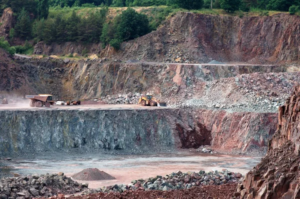 Vista a una mina de cantera con camión volquete y movimiento de tierra — Foto de Stock