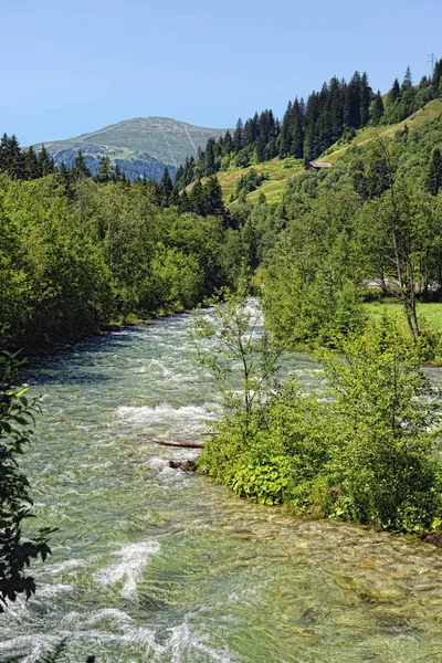 Vale de Zillertal nos Alpes Europeus (Áustria) na hora de verão . — Fotografia de Stock