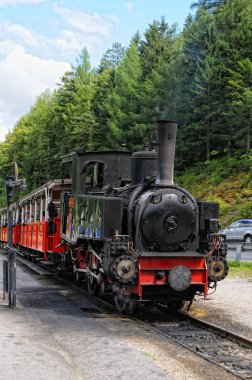 tirol Achensee göl demiryolu üzerinde tarihsel buharlı lokomotif (