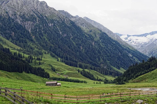 Malowniczy krajobraz doliny Zillertal w Tyrolu. Alpy Europejskiej (Austria) w — Zdjęcie stockowe