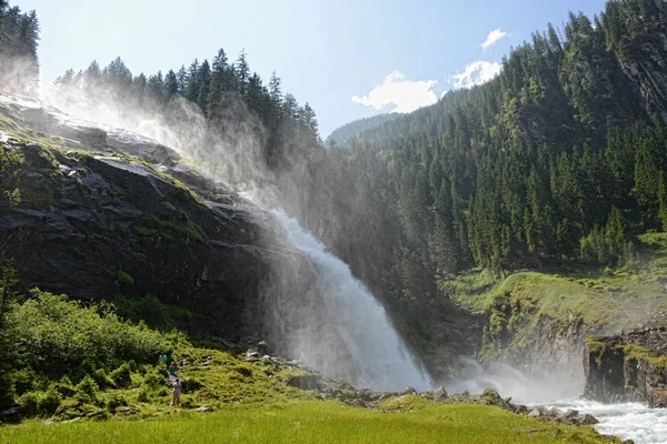 Personas que visitan las cascadas de Krimml en taunern alto — Foto de Stock