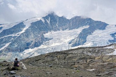  kadın ve köpek yol Grossglockner dağ ve Pa, oturmak