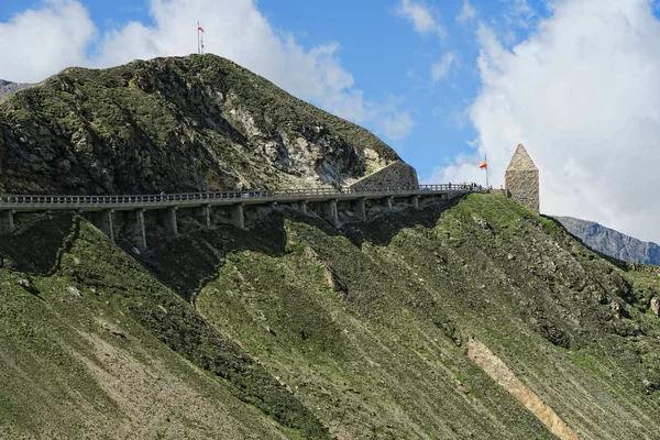 Auto's rijden langs de Großglockner Hochalpenstraße in Austri — Stockfoto