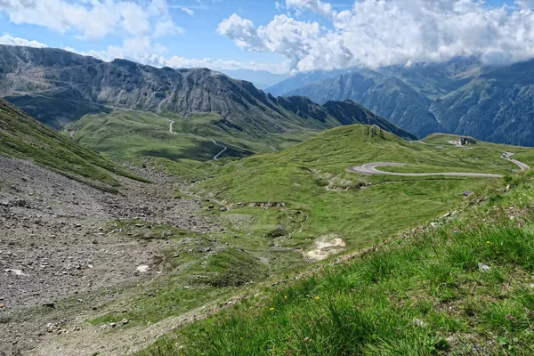 Turismos que circulan por Grossglockner High Alpine Road en Austri — Foto de Stock