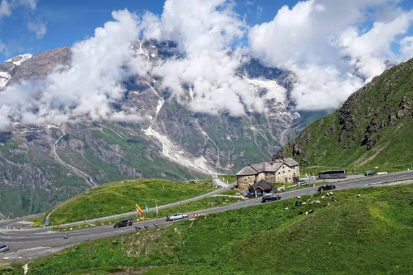 Turismos que circulan por Grossglockner High Alpine Road en Austria — Foto de Stock