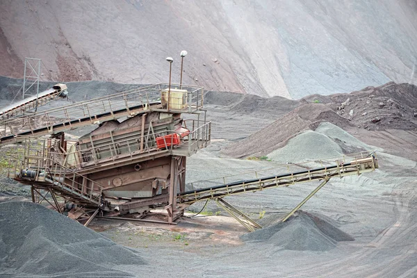 Trituradora de piedra en la mina de pórfido. imagen hdr —  Fotos de Stock