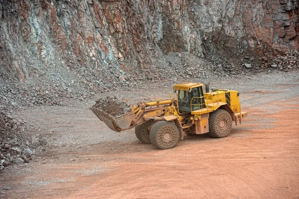 Movimiento de tierra cargando rocas de pórfido en una mina . — Foto de Stock