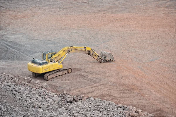 Movedor de terra em uma pedreira de rocha Porphyry — Fotografia de Stock