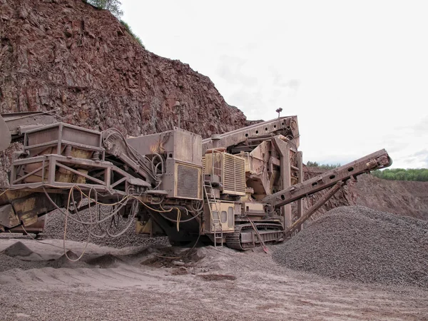 Trituradora de piedra en la mina de pórfido. imagen hdr — Foto de Stock