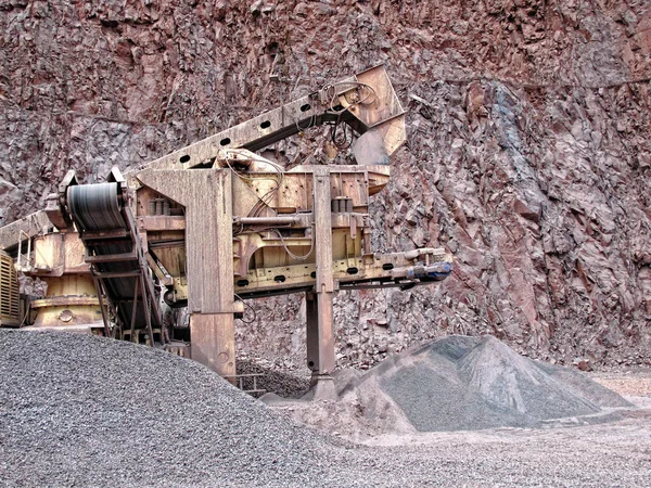 Trituradora de piedra en la mina de pórfido. imagen hdr — Foto de Stock